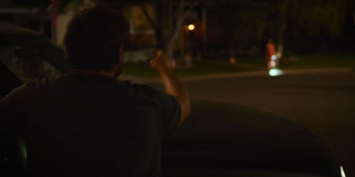 Joel grita com sua vizinha Denise em The Last of Us.