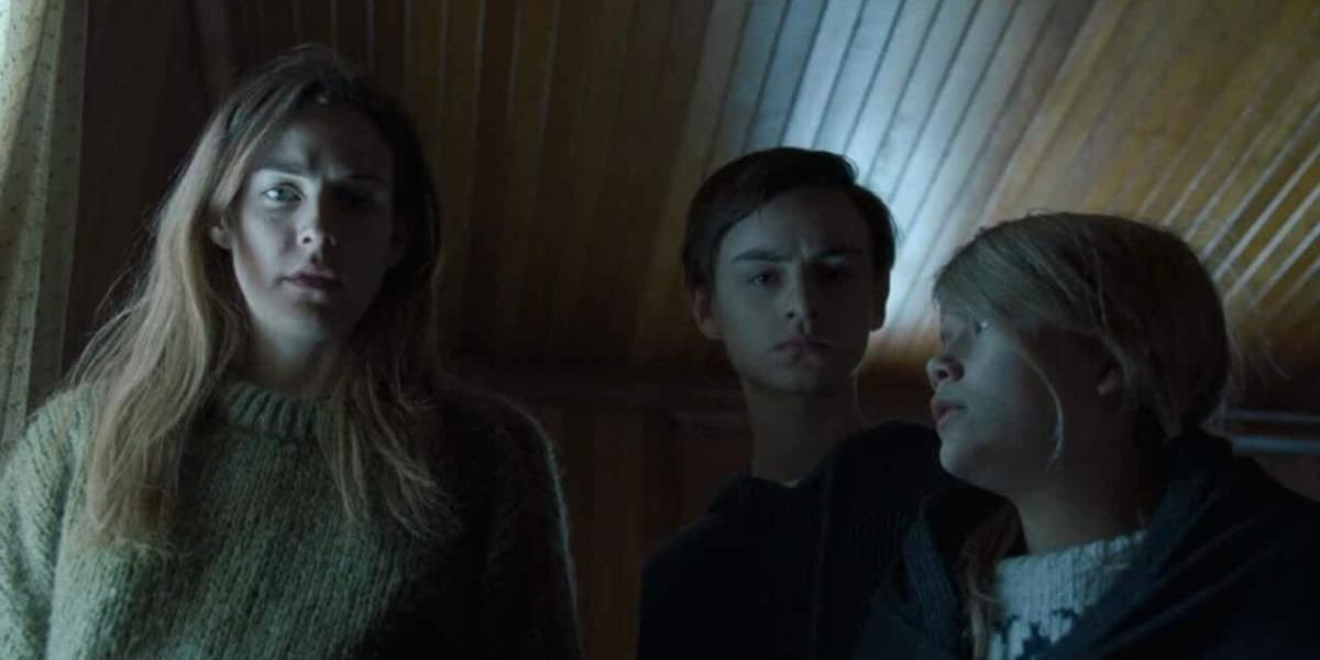 Grace (Riley Keough), Aiden (Jaeden Martel) e Mia (Lia McHugh) em The Lodge
