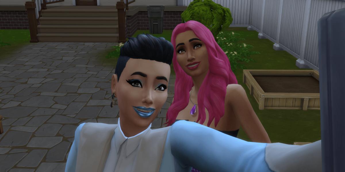 The Sims 4 sims tirando uma selfie
