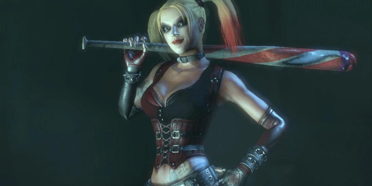 Harley Quinn ostentando seu visual vermelho e preto, descansando uma bola de beisebol ameaçadoramente em seu ombro, enquanto ela sorri zombeteiramente.