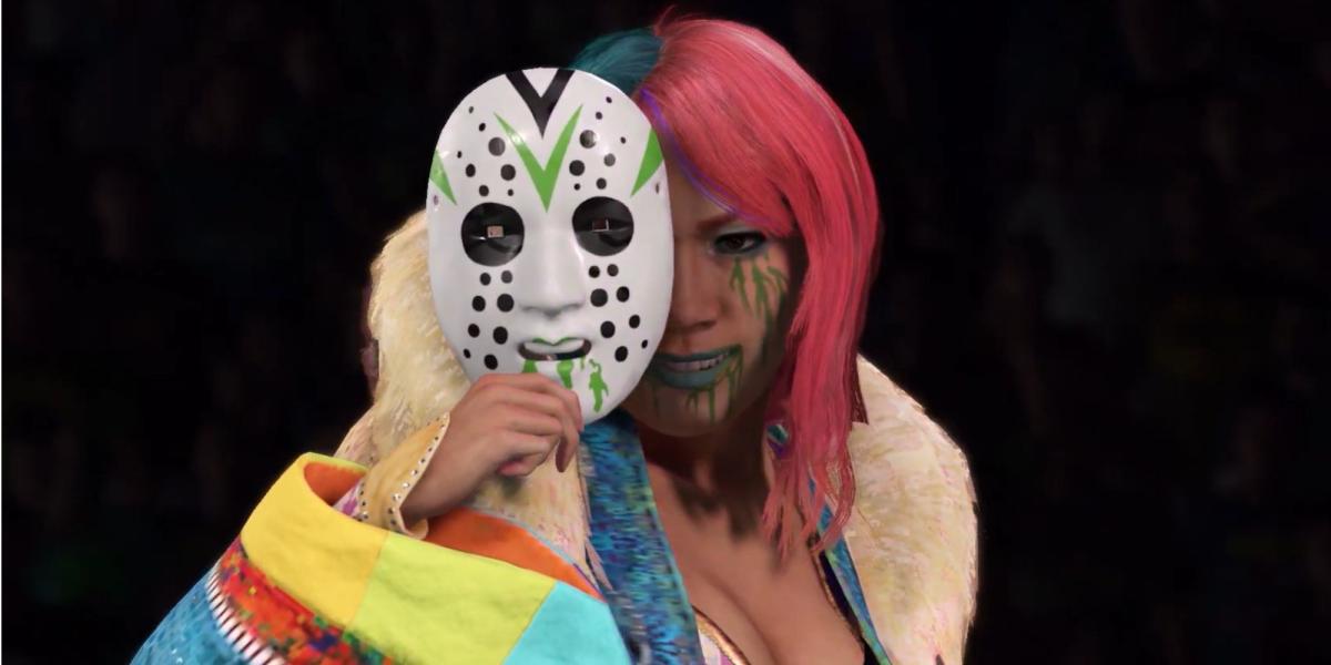 Asuka sorrindo com metade do rosto coberto por uma máscara branca em WWE2K23