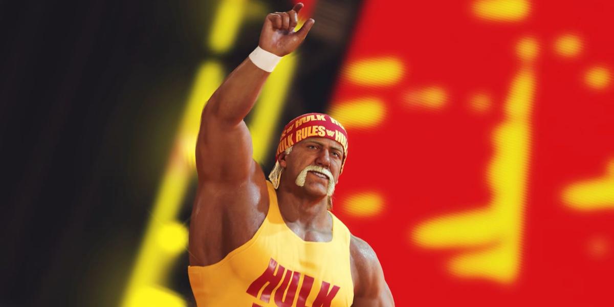 Hulk Hogan em um top amarelo e bandana vermelha levantando a mão no ar em WWE2K23