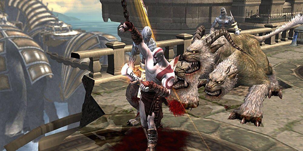 Kratos balançando suas Lâminas do Caos contra os inimigos em God of War 2