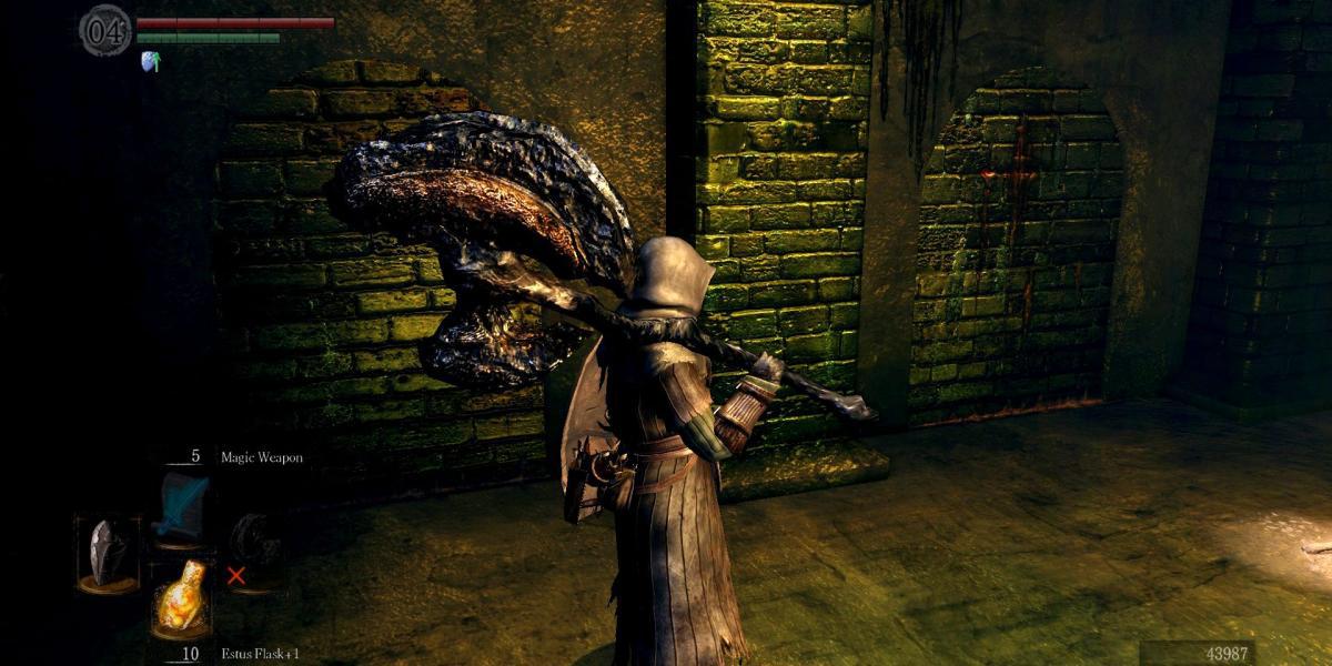 jogador empunhando um enorme machado preto enquanto está no subsolo em dark souls