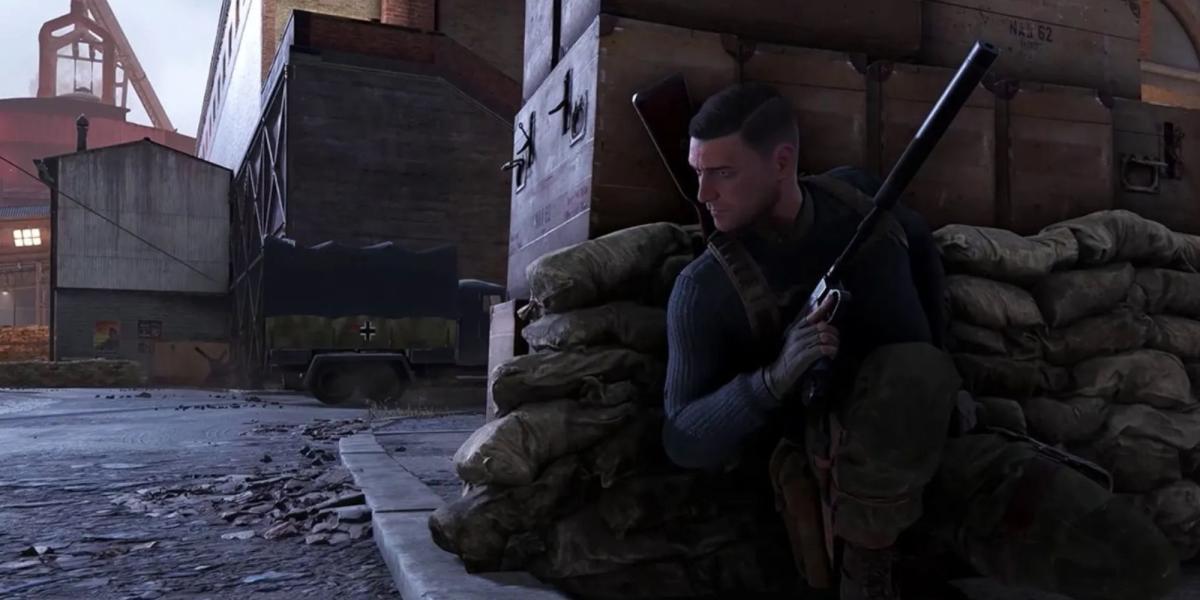 Sniper Elite 5 Karl usando as sombras com uma pistola com silenciador