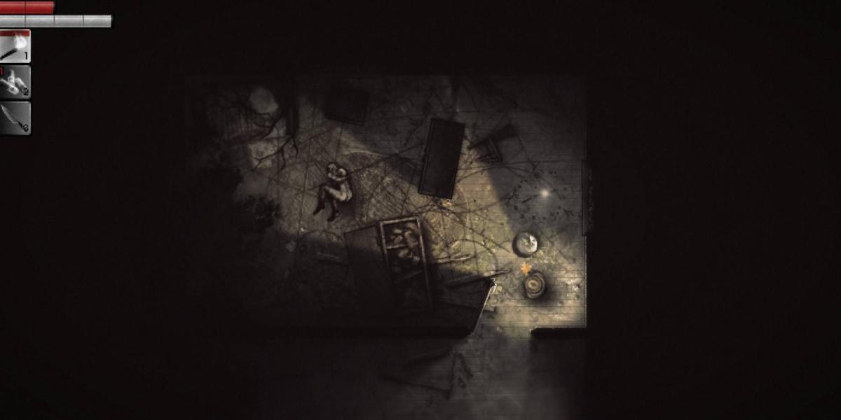 O jogador está na visão do jogo dentro de uma sala escura que contém alguns móveis virados, iluminado apenas por uma luz de mão