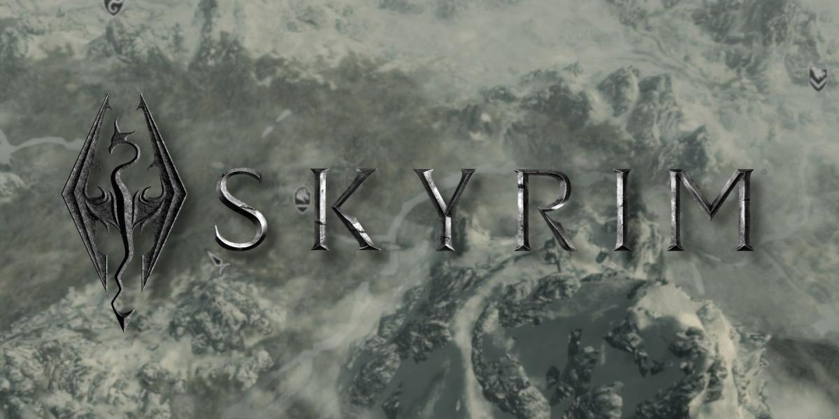 O logotipo Skyrim com o mapa do jogo atrás dele.