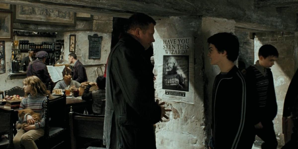 Arthur Weasley conversando com Harry Potter em Harry Potter e o Prisioneiro de Azkaban.