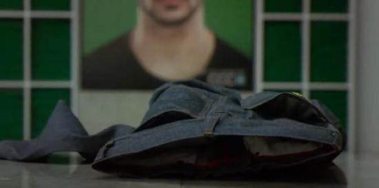 Trailer de Slaxx mostra jeans assassinos em novo filme de terror Shudder