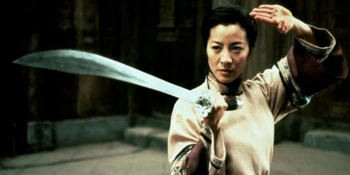 Michelle Yeoh com lâmina prestes a fazer a batalha