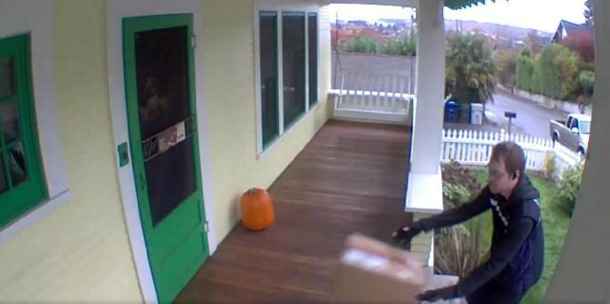 Vídeo mostra funcionário da FedEx jogando Xbox Series X na varanda