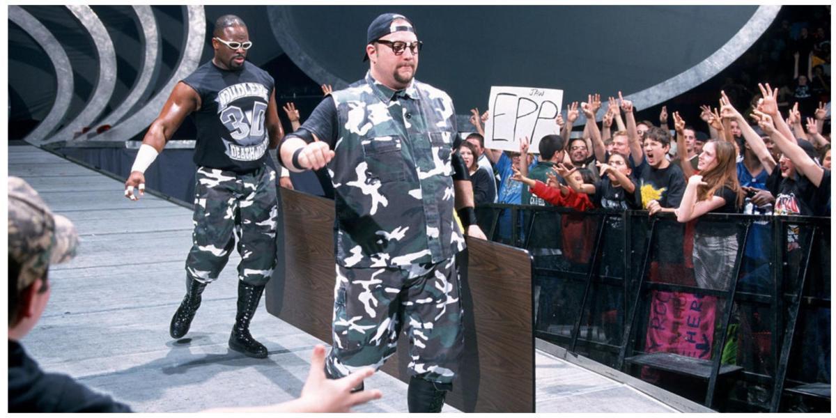 Bubba Ray e D-Von Dudley carregando uma mesa pela rampa de entrada no WWE SmackDown