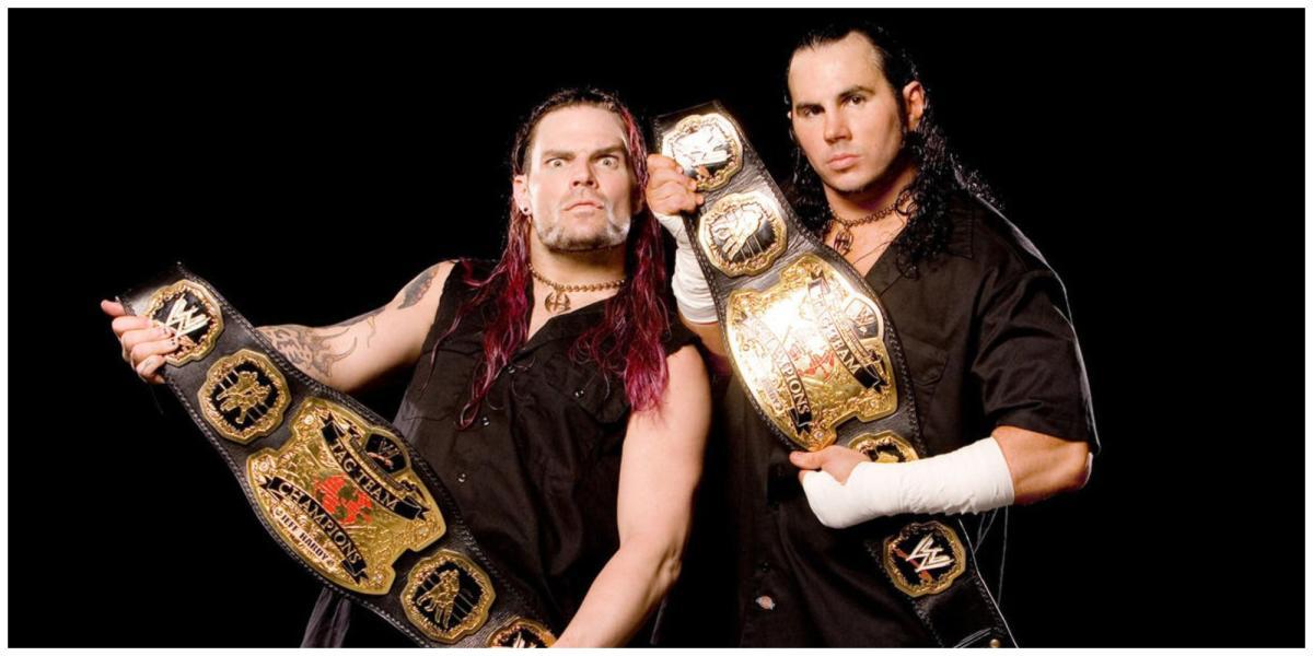 Jeff Hardy e Matt Hardy segurando o WWE Tag Team Championships