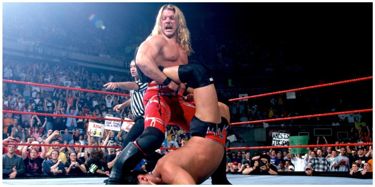 Chris Jericho usando sua assinatura move as paredes de Jericho em outro lutador em uma luta da WWE
