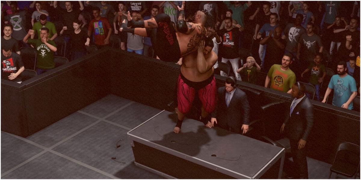 WWE 2K22 Yokozuna bate Umaga na mesa de anunciantes
