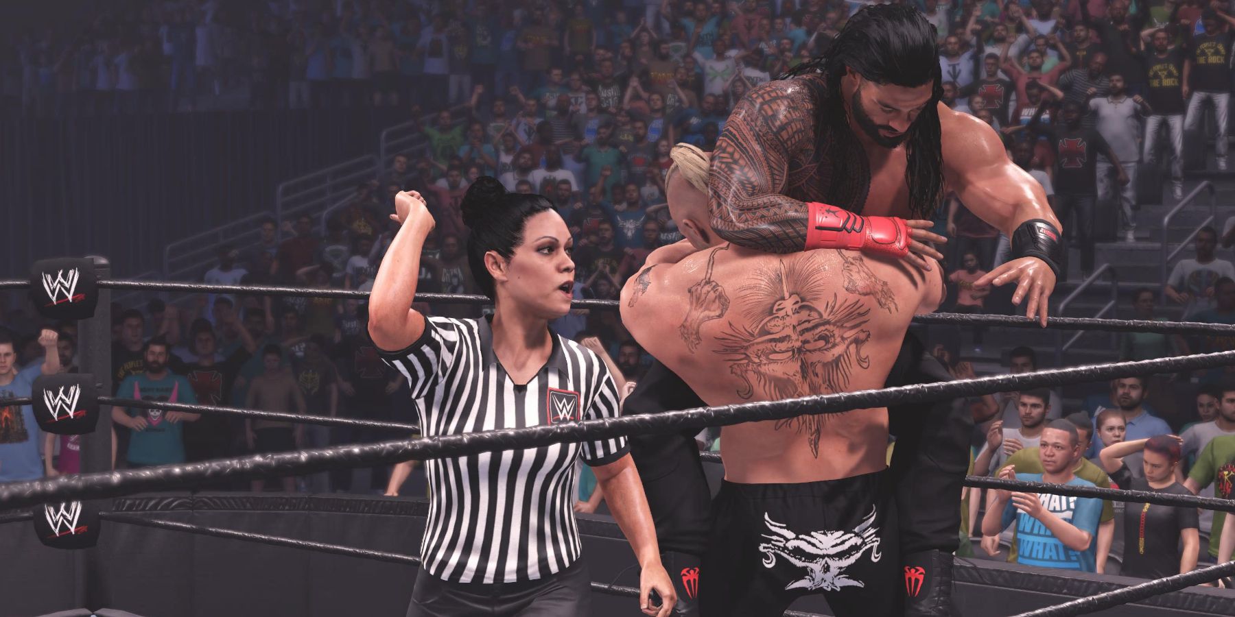 WWE 2K23 - Brock Lesnar finalizando Roman Reigns