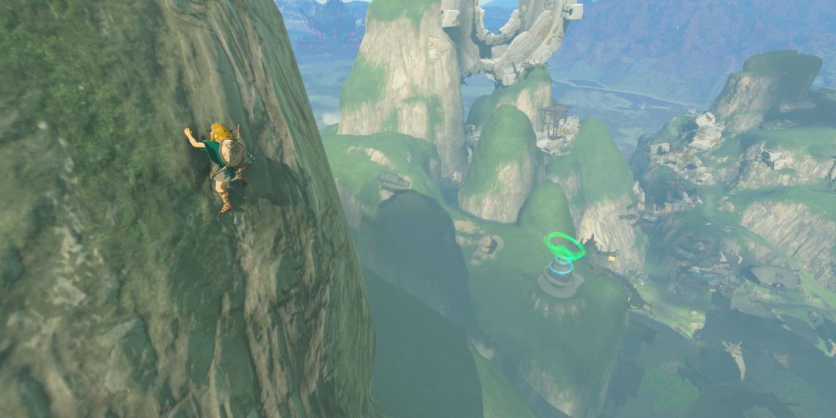 Link escala uma montanha em Tears of the Kingdom e ao fundo está um Santuário perto da Vila Kakariko