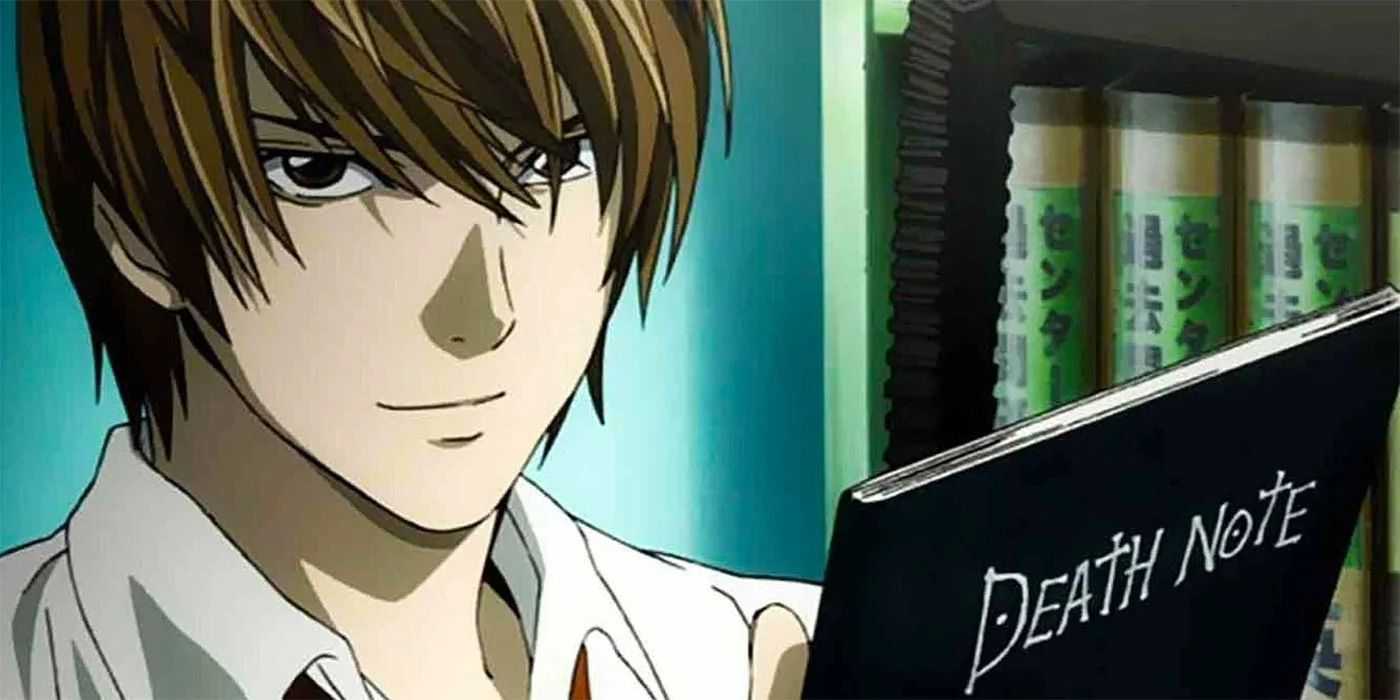 o personagem light yagami segurando o livro death note do anime death note