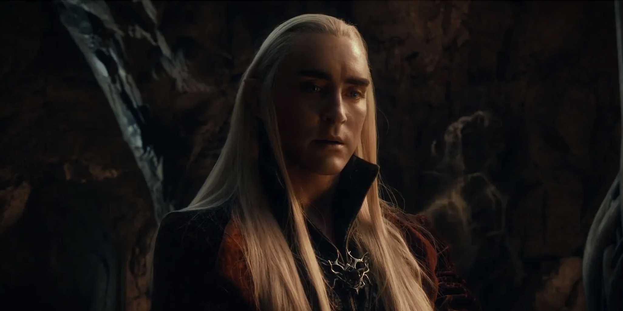 Thranduil em um manto vermelho de O Hobbit