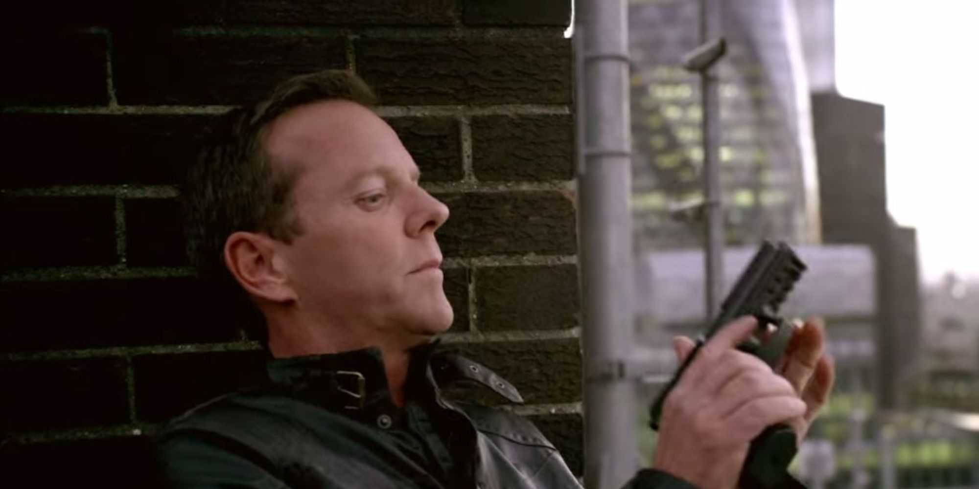 Jack Bauer brandindo uma arma