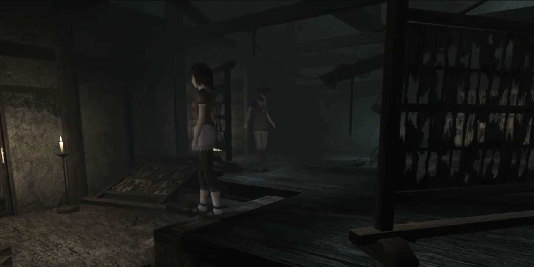 Mio e Mayu explorando uma casa em ruínas em Fatal Frame 2: Crimson Butterfly