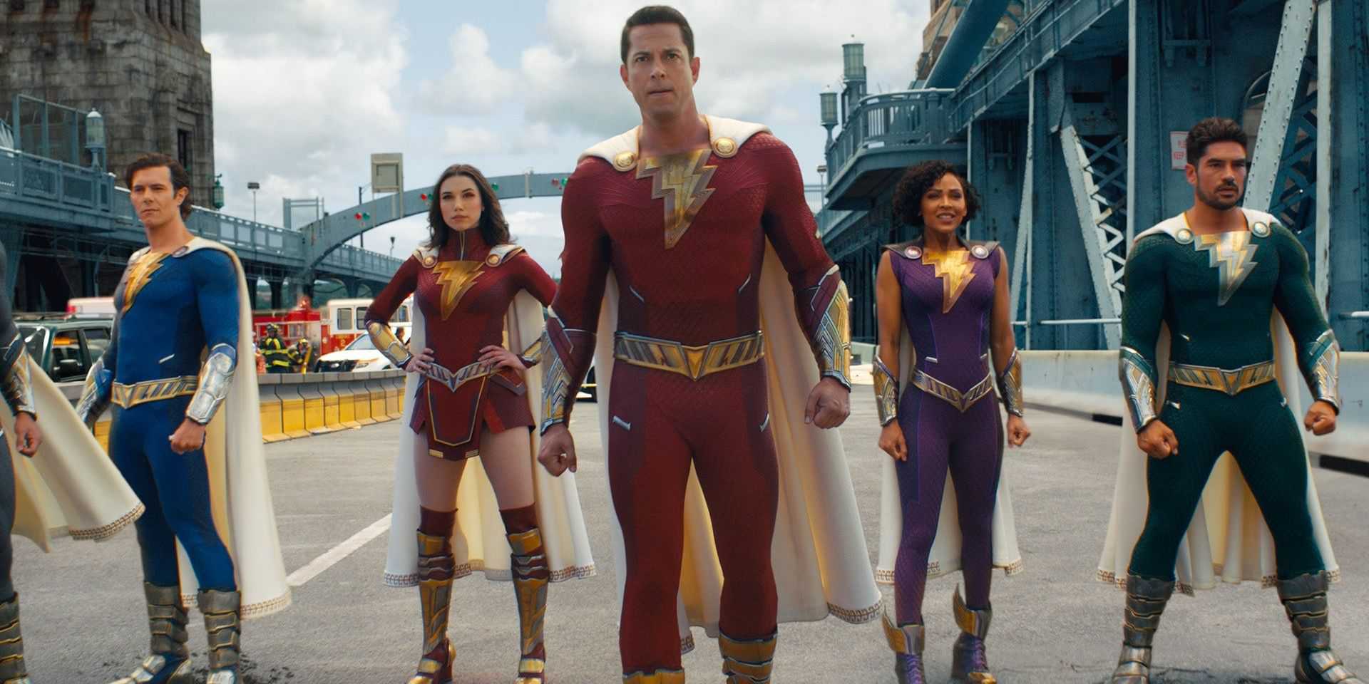 Uma imagem de Shazam e seus irmãos adotivos em sua forma de super-herói