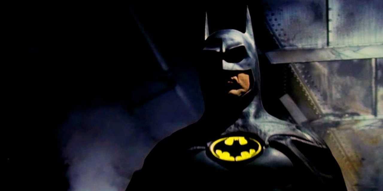 Uma imagem do Batman parado nas sombras