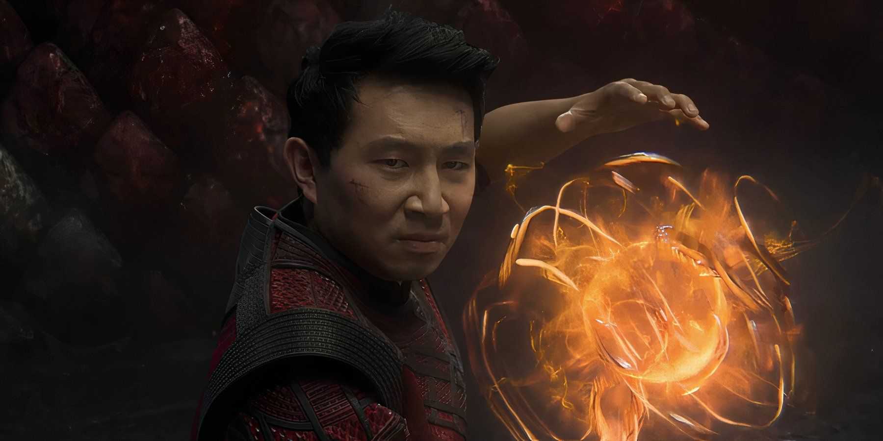 Simu Liu empunhando os anéis em Shang-Chi e a Lenda dos Dez Anéis (2021)