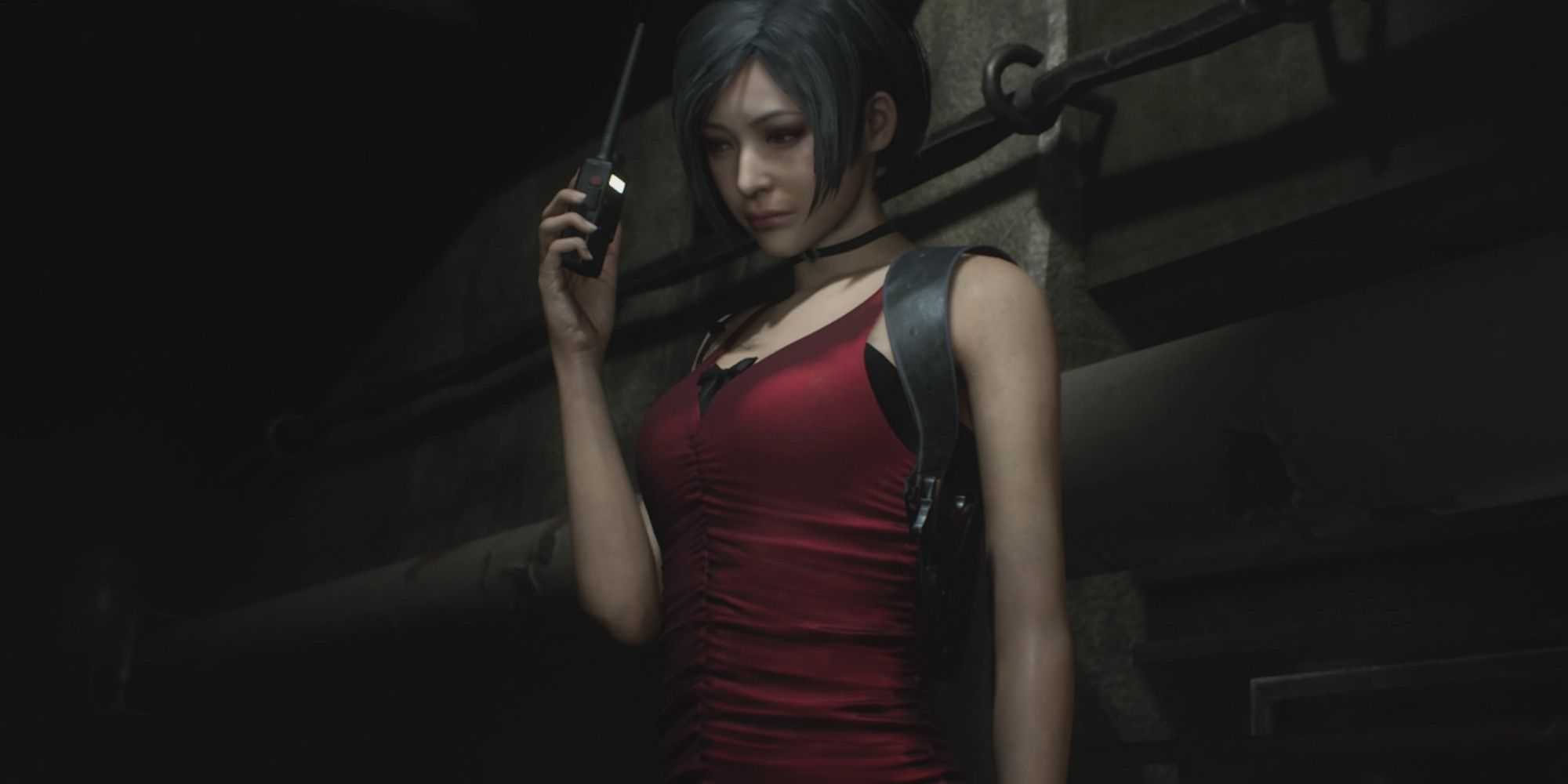 Ada Wong de Resident Evil 2 falando em um walkie talkie.