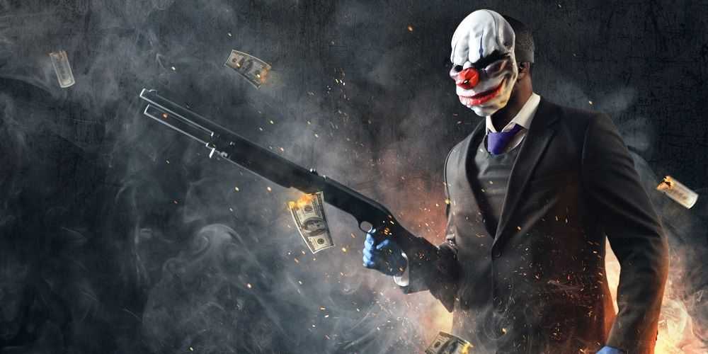 Um homem com máscara e terno do Coringa segura um rifle no Payday 2