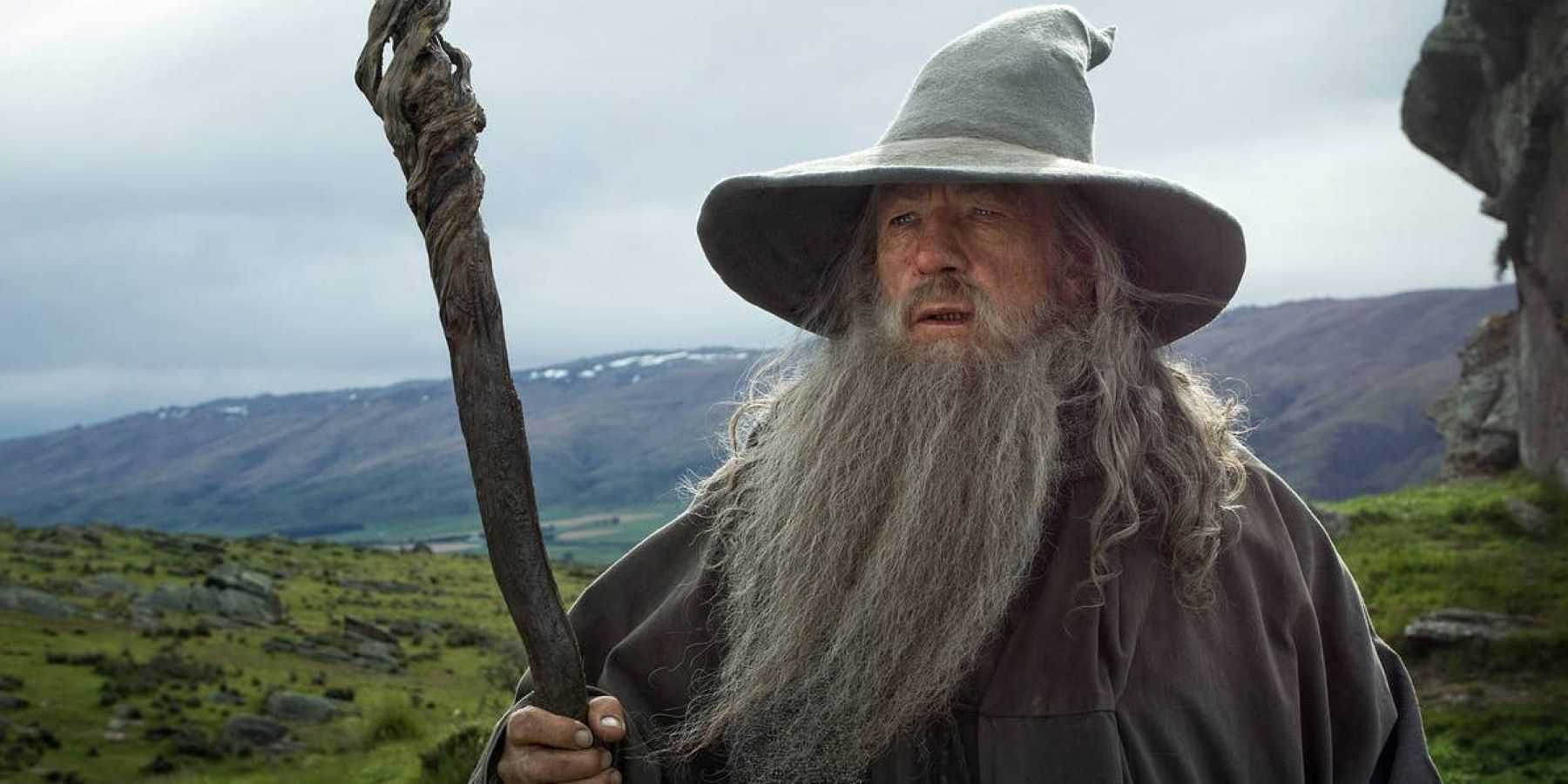 Gandalf de Ian McKellen franzindo a testa e segurando seu cajado em O Hobbit