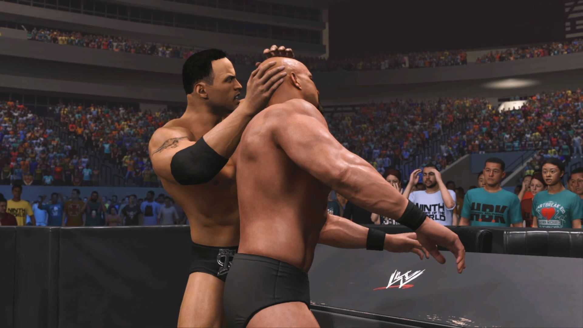 The Rock tentando bater a cabeça de Steve Austin em uma mesa no WWE 2K24