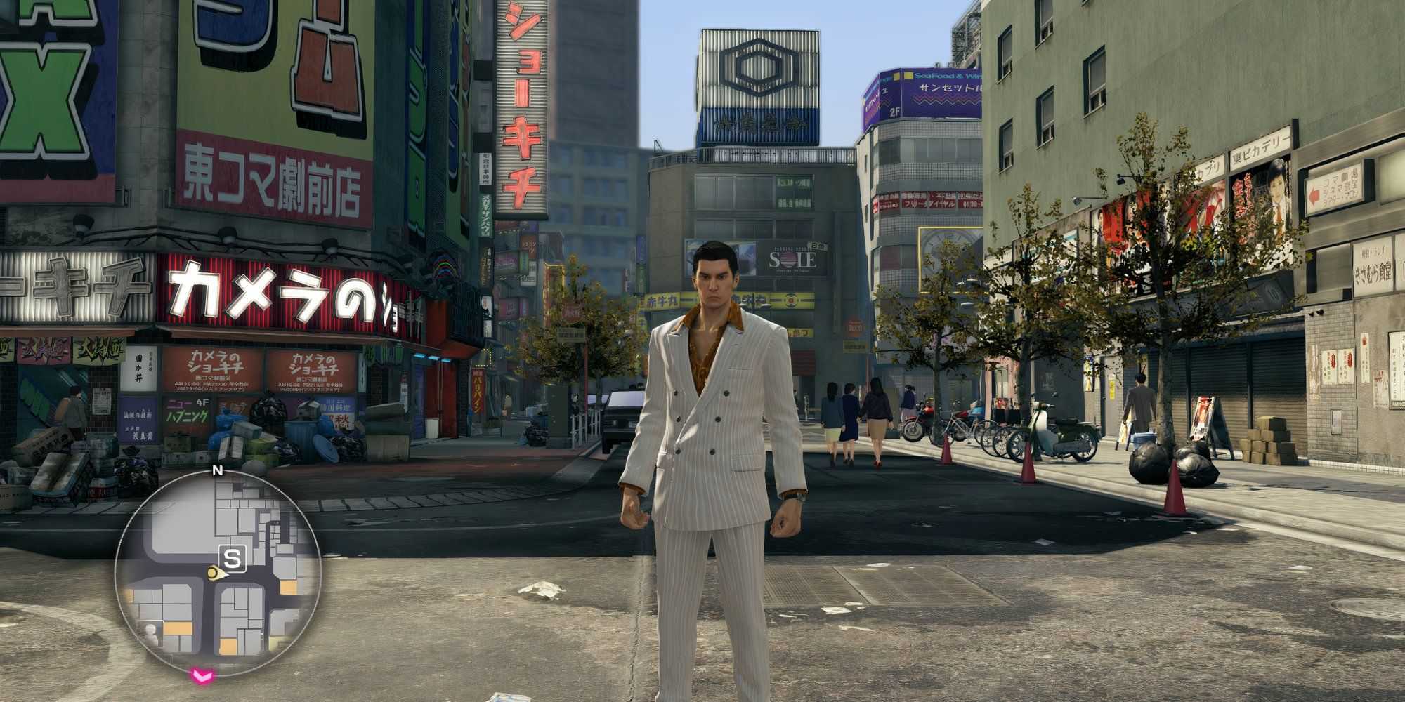 Kazuma Kiryu caminhando ao redor em Kamurocho