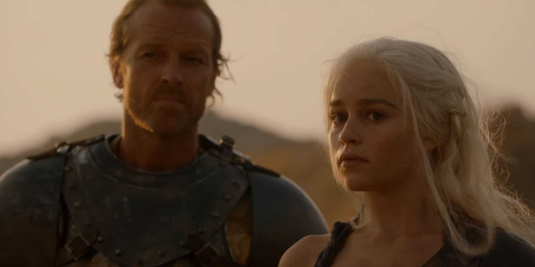 Sor Jorah e Daenerys Targaryen em Game of Thrones.