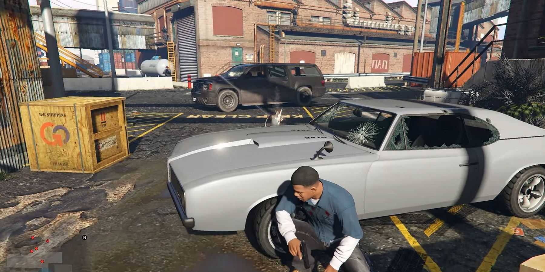 Imagem de Grand Theft Auto 5 mostrando Franklin agachado atrás de um carro enquanto era baleado.