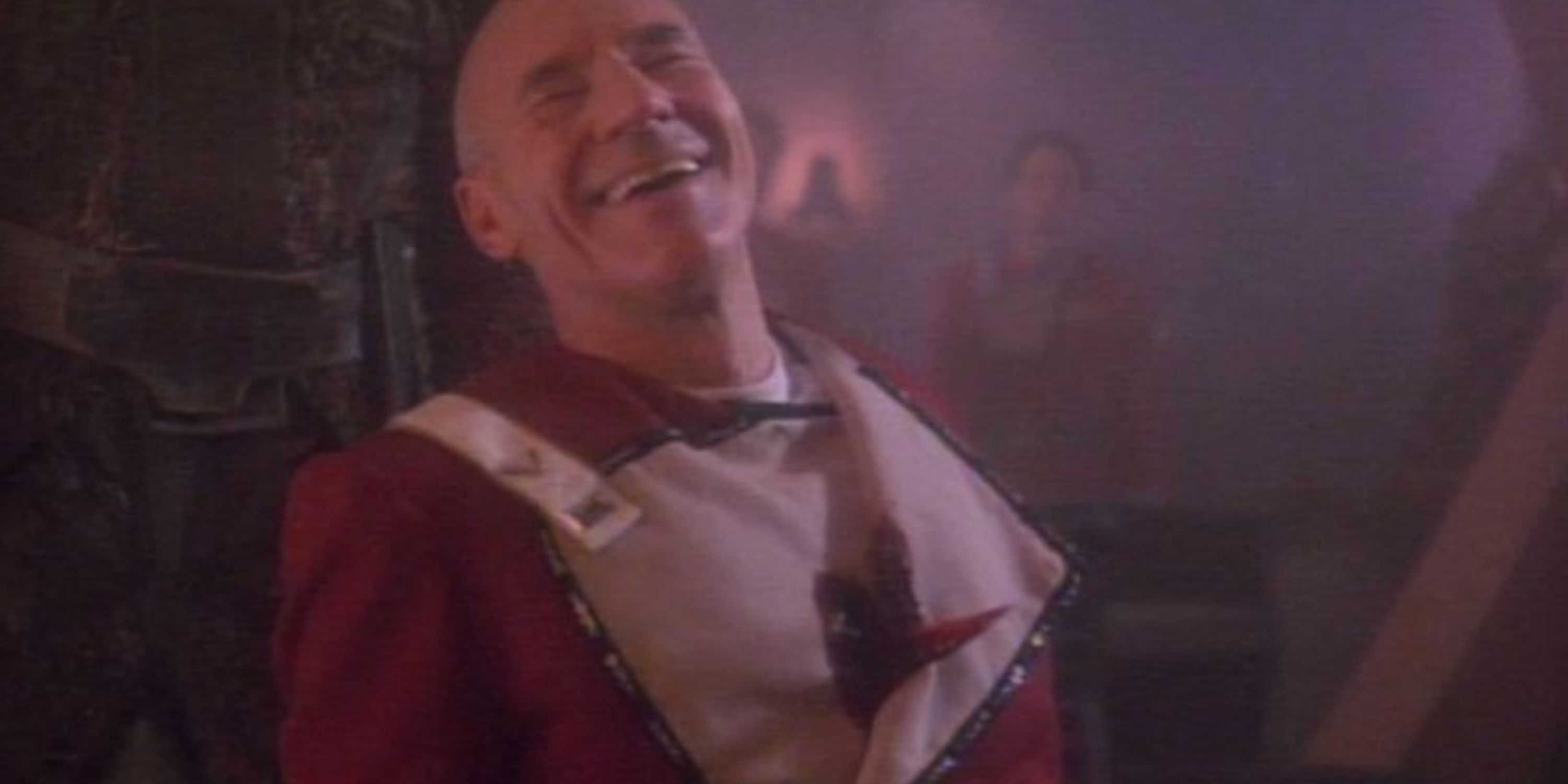 Picard sendo esfaqueado, mas ele ri disso