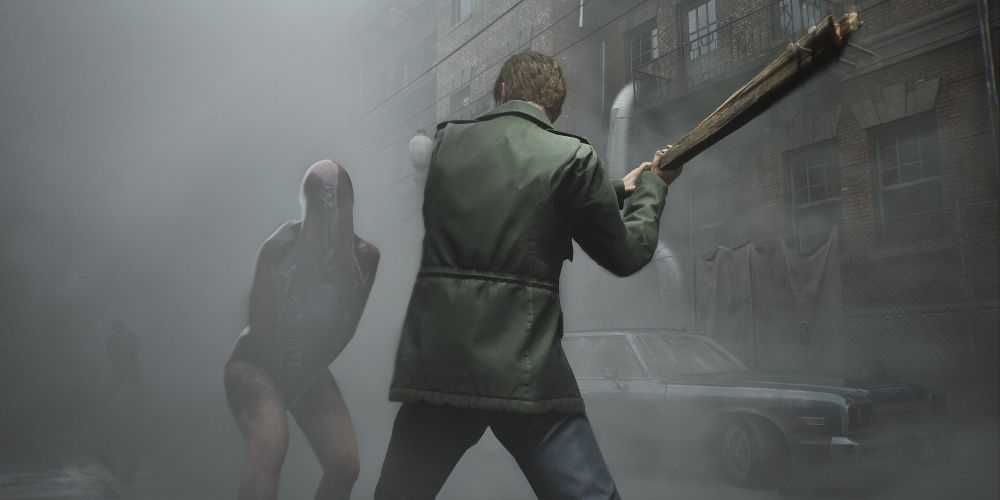 8 franquias de terror com mais jogos Homem de Silent Hill balançando o bastão em um monstro