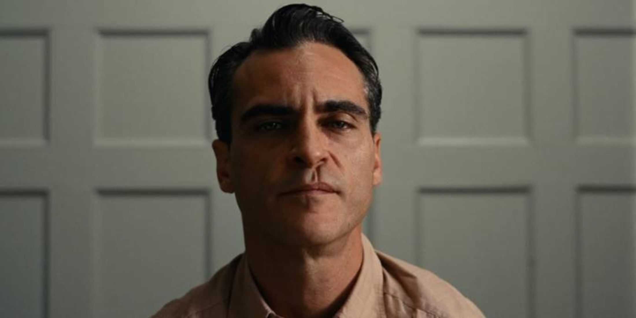 Joaquin Phoenix como Freddie Quell em The Master