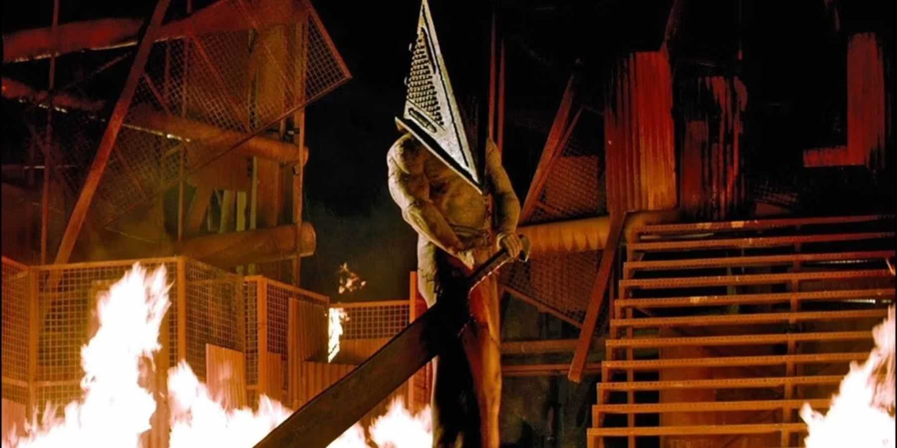 Versão do filme Silent Hill de Pyramid Head perto do fogo