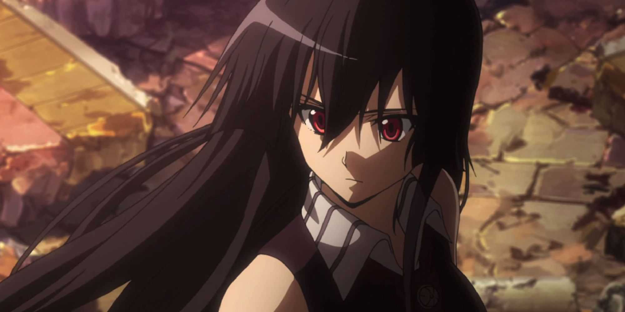 Foto aérea de Akame olhando para fora da tela em Akame Ga Kill