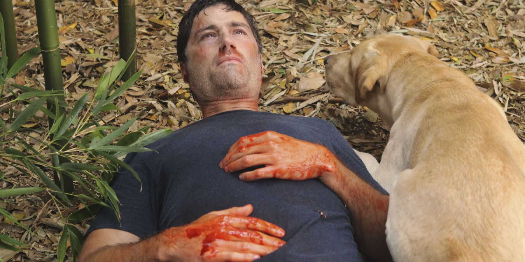 Matthew Fox como Jack Shepherd sangrando e deitado ao lado de um cachorro