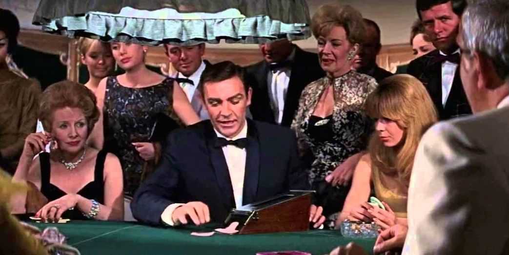 Uma imagem de James Bond jogando pôquer em On Her Majesty's Secret Service