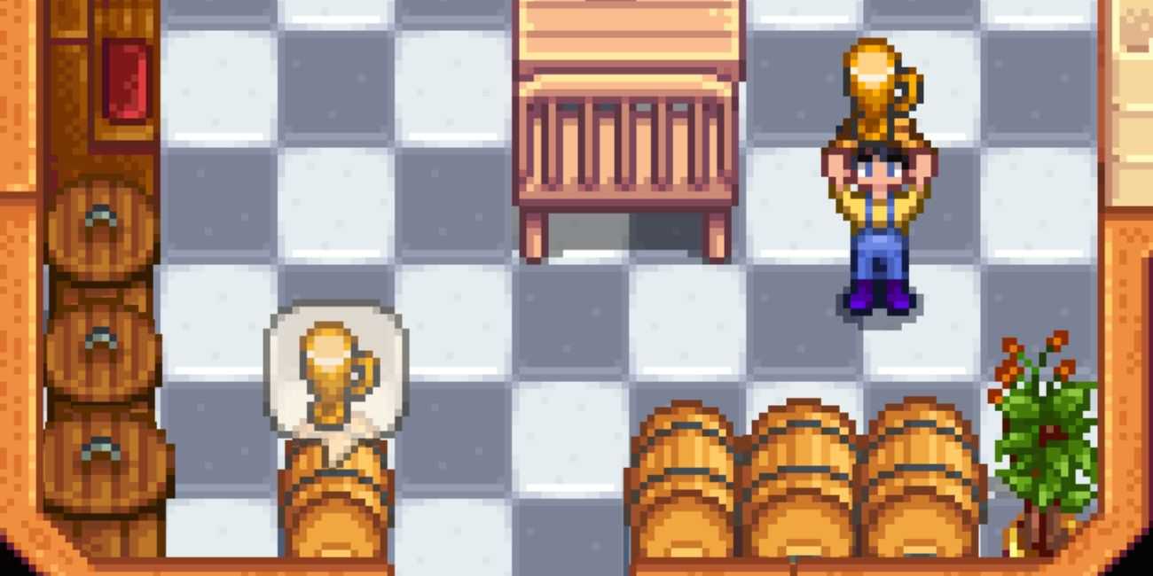 Um fazendeiro segurando Pale Ale enquanto mais cerveja é produzida em barris próximos em Stardew Valley