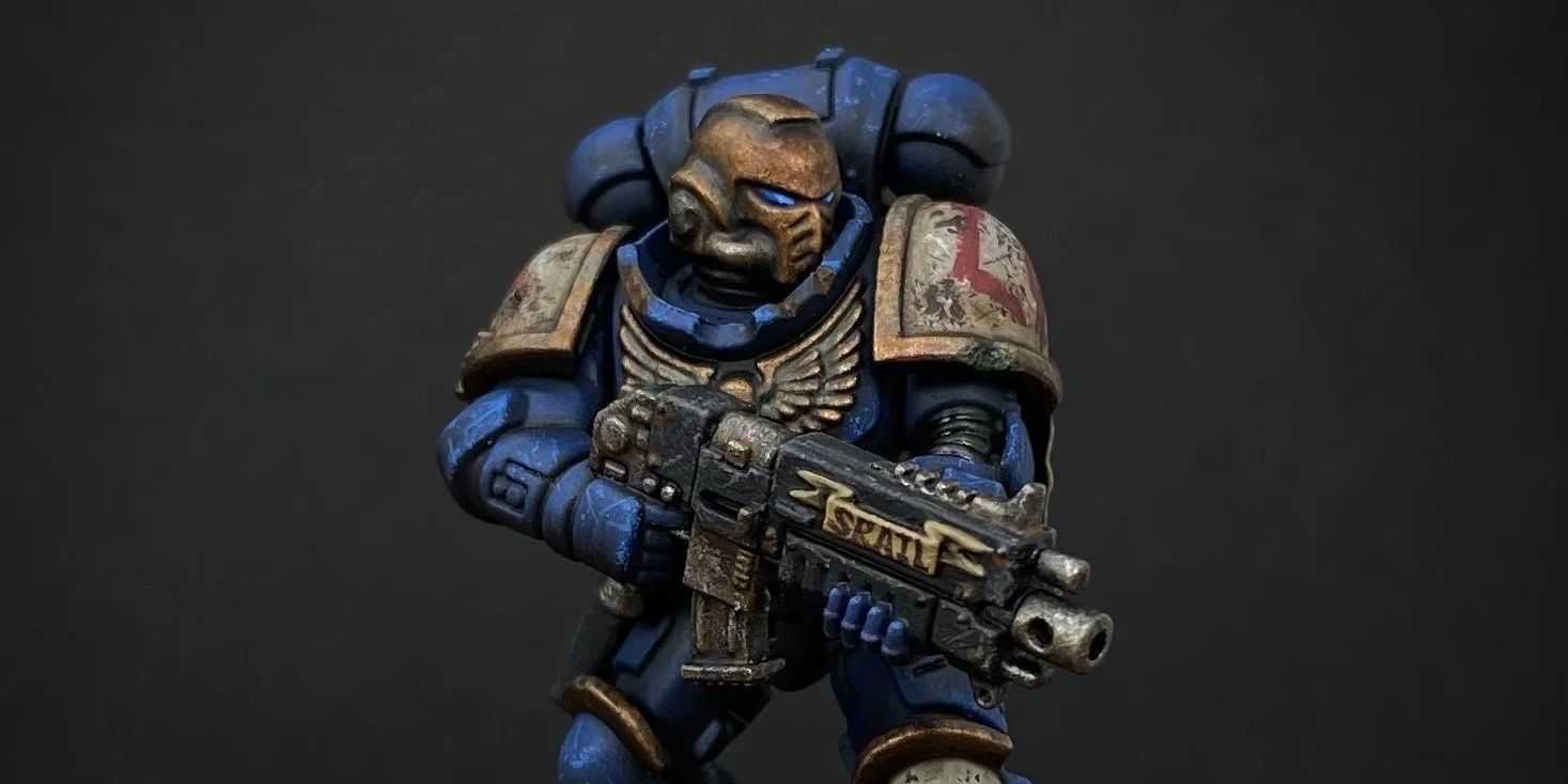 Uma miniatura de Void Tridents Space Marine, segurando um bolter