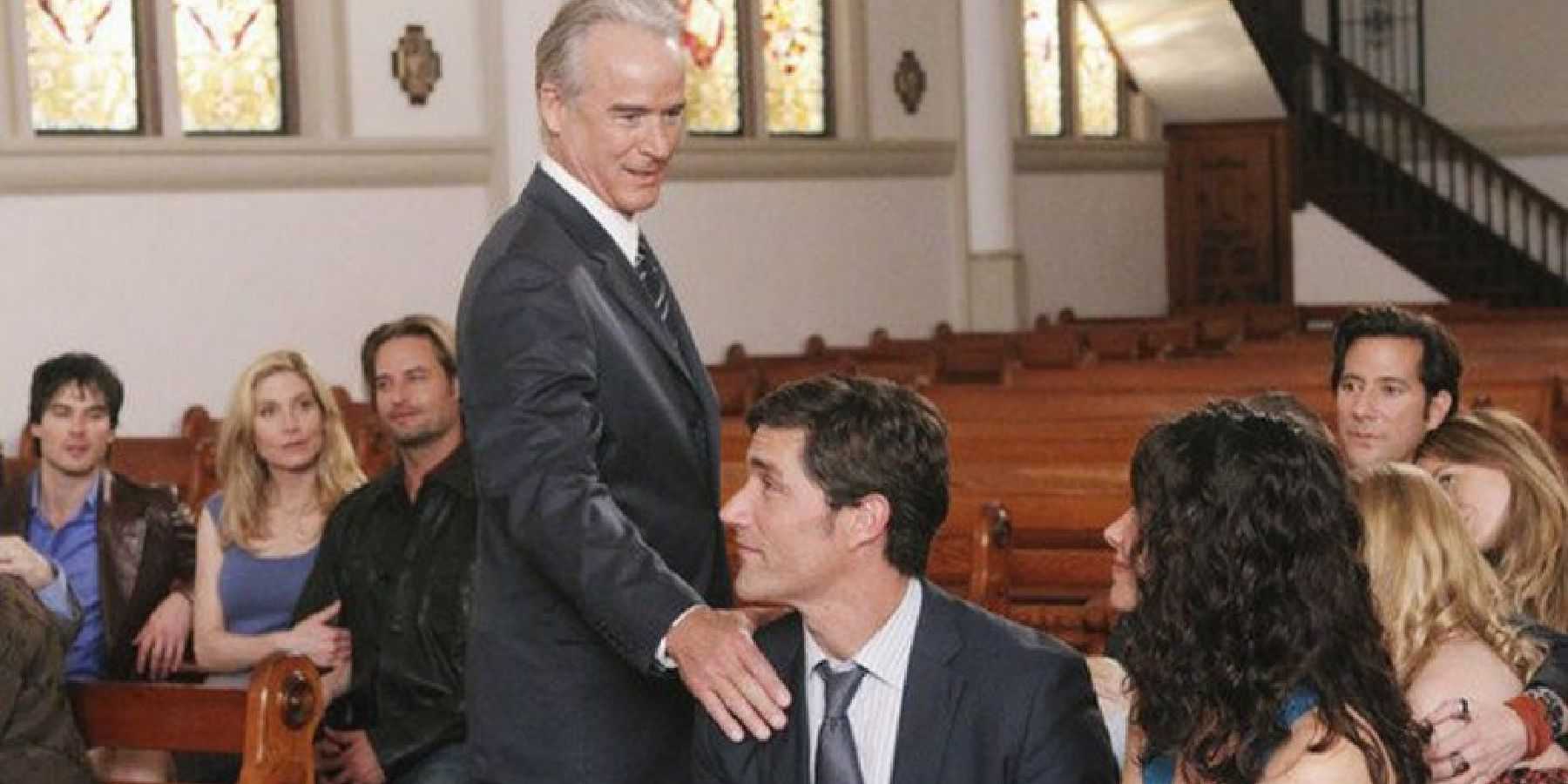 O elenco de Lost sentado em uma igreja com Matthew Fox na frente como Jack Shepherd.