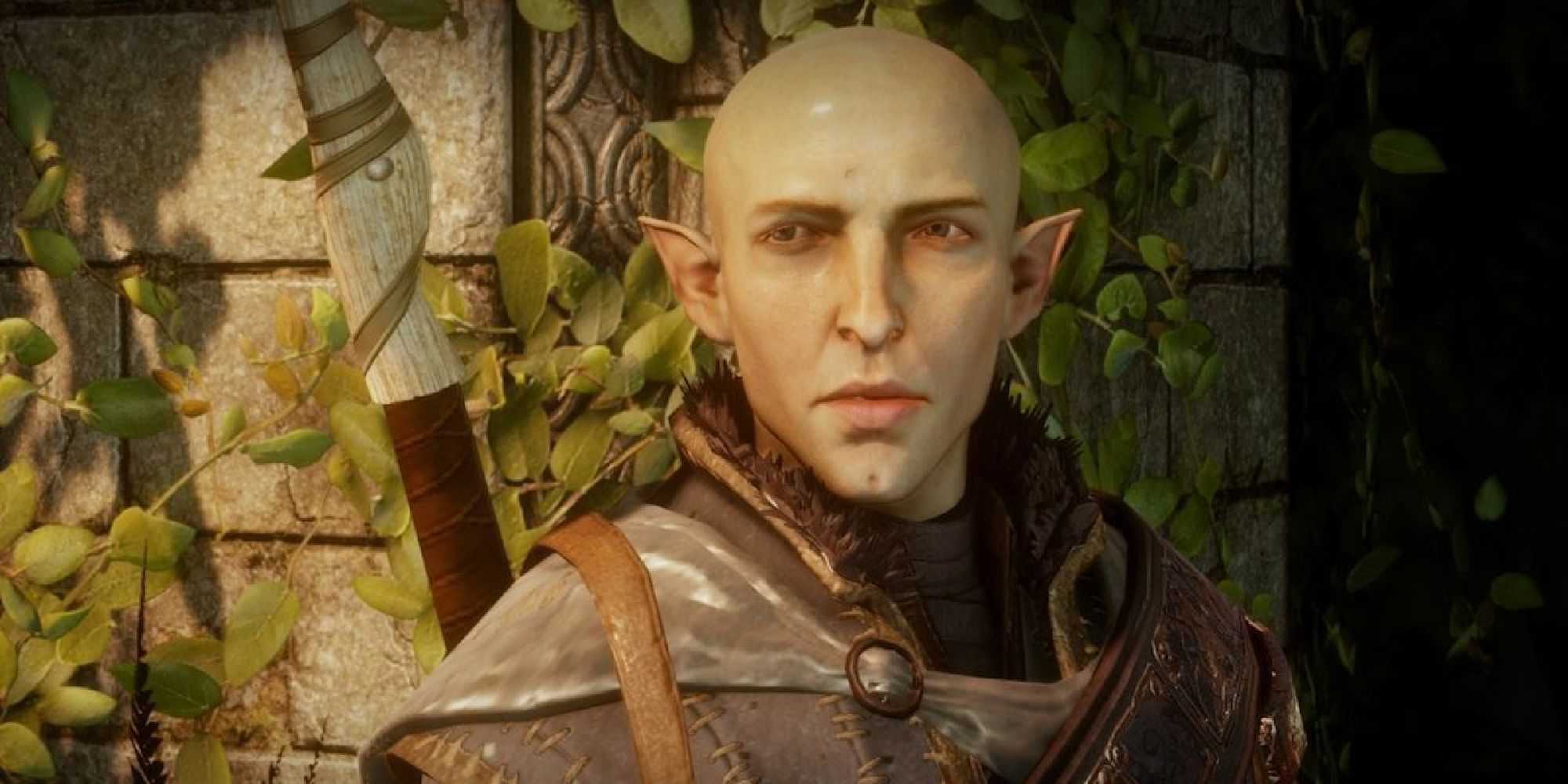 Solas dos ombros para cima em frente a uma parede, com os olhos fixos em algo ou alguém em Dragon Age: Inquisition