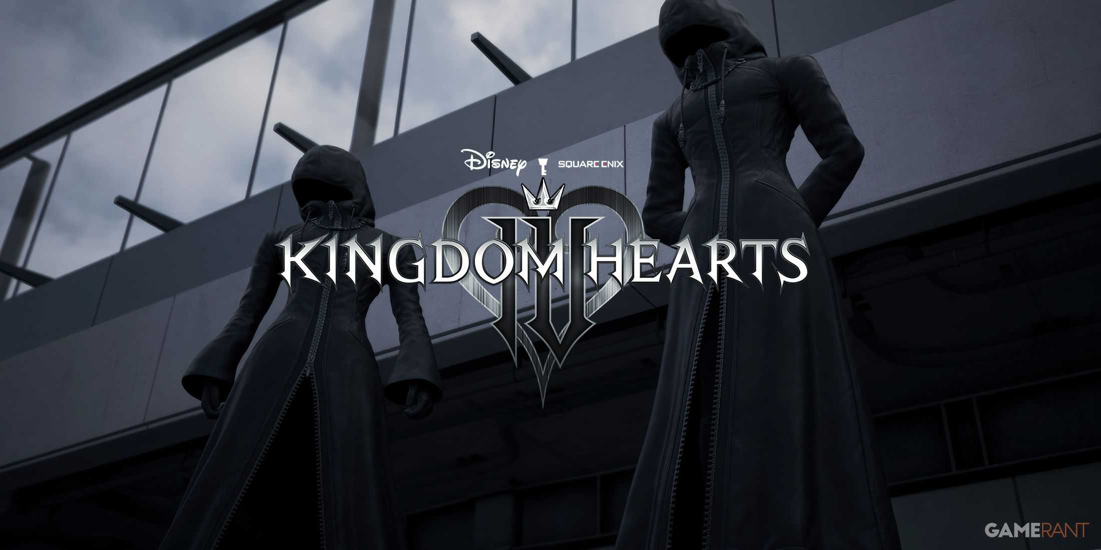 Dois membros da Organização XIII em frente a um prédio moderno com o logotipo de Kingdom Hearts 3 na frente deles.