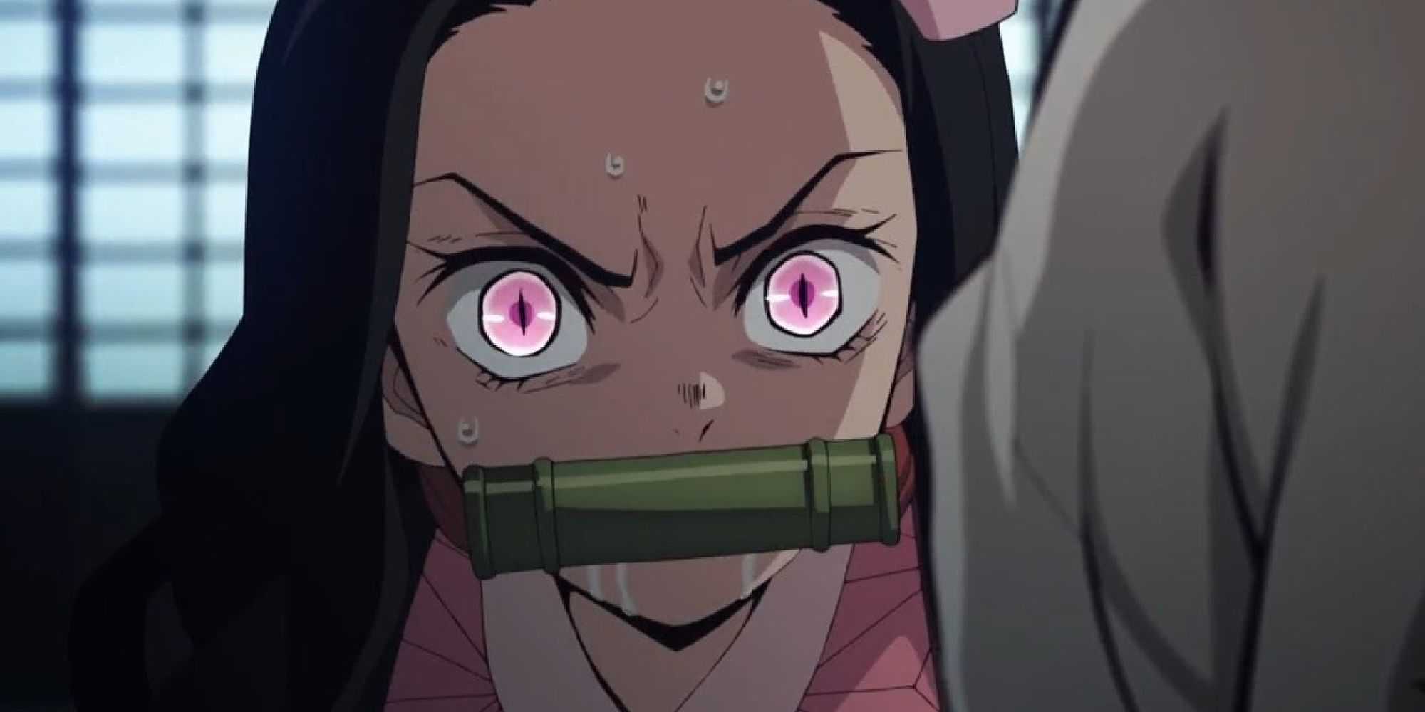 Nezuko parecendo furiosa e espumando pelo focinho de bambu