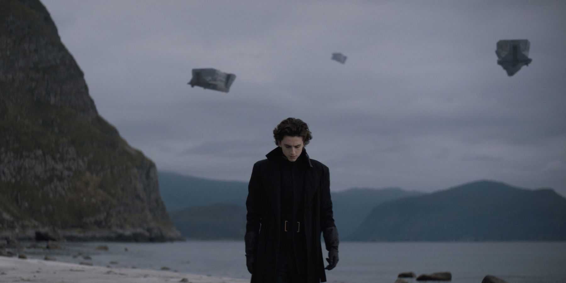 Paul-Atreides-in-Caladan-with-spaceships-flying-in-the-sky-in-Dune