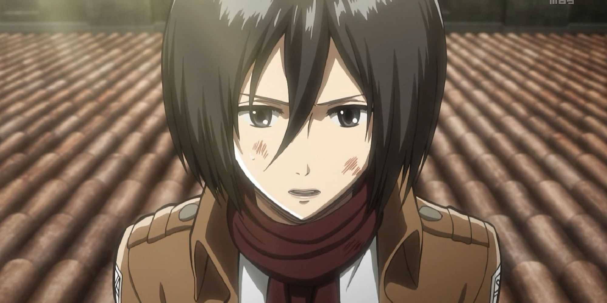 Mikasa de cabelos curtos em pé no telhado com seu cachecol vermelho e uniforme do Survey Corps